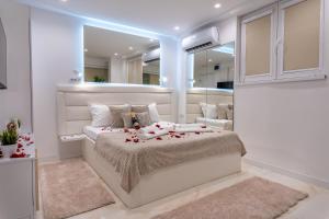 Un dormitorio con una cama con flores. en Alex Central Apartments, en Belgrado 14 fotos más