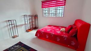 Ένα ή περισσότερα κρεβάτια σε δωμάτιο στο Rania Homestay With Private Pool Seri Iskandar Perak Near UTP UITM