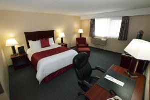 Postel nebo postele na pokoji v ubytování Lakeland Inn Hotel + 29 fotografií