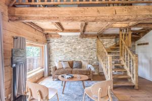 sala de estar con sofá y mesa en Appartement La Pause de l'Ours - Welkeys, en Combloux