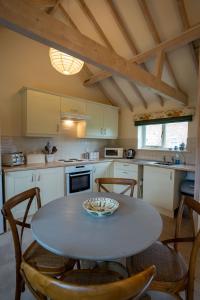 Virtuve vai virtuves zona naktsmītnē The Calf Shed - cozy cottage in peaceful Norfolk countryside