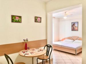 a small room with a bed and a table at Apartmani Veronika in Jezera
