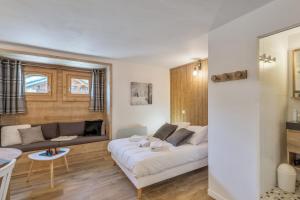 salon z kanapą i stołem w obiekcie Studio Loup - L'Igloo - Welkeys w mieście Combloux +6 zdjęć