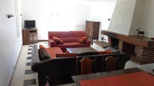 ein Wohnzimmer mit einem Sofa und einem Kamin in der Unterkunft Maison indépendante sur grand terrain clos in Thénezay