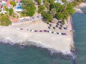 una vista aérea de una playa con sombrillas y el océano en Hotel Santorini Casablanca en Santa Marta