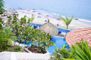 圣玛尔塔Santorini Casablanca Resort的带遮阳伞的海滩鸟瞰图