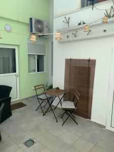 d'une terrasse avec une table, des chaises et un ventilateur. dans l'établissement LA PITA BEACH HOUSE, à Almería