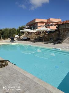 ein großes Schwimmbecken vor einem Gebäude in der Unterkunft Casale 920 in Agropoli