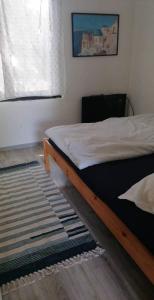 A bed or beds in a room at Szentendrei sziget, modern faház, télen is