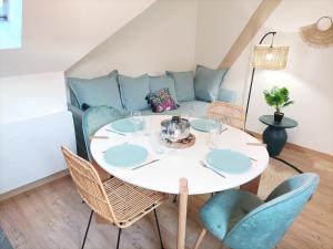 Centre - L'escapade في موتزيغ: طاولة وكراسي في غرفة معيشة مع أريكة
