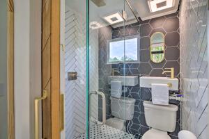 een badkamer met een toilet en een glazen douche bij Chic Tiny Home Retreat about 2 Mi to MSU Campus! in Starkville