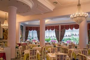 Reštaurácia alebo iné gastronomické zariadenie v ubytovaní Hotel Internazionale Terme