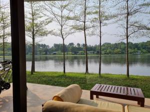 uma sala de estar com vista para um lago em Flamingo Đại Lải Resort - Lake view villa em Phúc Yên