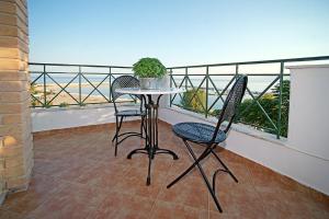 A View from the Attic Window. Kyparissia, Messinia的阳台或露台