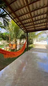 a hammock under a pergola on a patio at Chácara aconchego do Valle in Petrolina