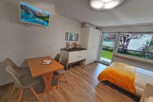 Schlafzimmer mit einem Bett, einem Schreibtisch und einem Tisch in der Unterkunft Phoenix Studio - Haus Astral - Zermatt in Zermatt