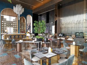 WSD Times 8 Luxury Hotels & Residences في كوالالمبور: مطعم فيه طاولات وكراسي في الغرفة