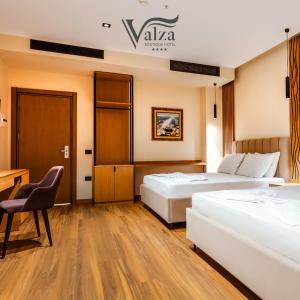Pokój hotelowy z 2 łóżkami i biurkiem w obiekcie Valza Boutique Hotel we Wlorze