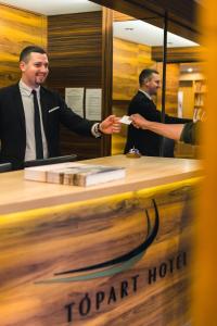 Členové personálu v ubytování Tópart Hotel + 37 fotografií