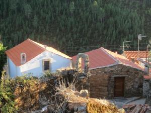 una pequeña casa blanca con techo rojo en Casa Capela - Casas do Sinhel, en Alvares