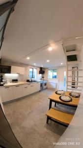 カネ・アン・ルシヨンにあるLe Navigateur - Canetoise refaite à neufのオープンキッチン、ダイニングルーム(テーブル付)