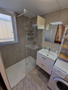 een badkamer met een douche en een wastafel bij Le Navigateur - Canetoise refaite à neuf in Canet-en-Roussillon