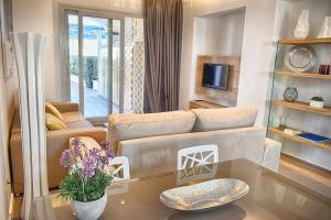 a living room with a couch and a table at Leo San Bruno in Isla Canela