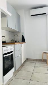 Cuina o zona de cuina de Appartement avec garage à Mèze