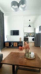 Il comprend un salon avec une table et une cuisine. dans l'établissement DOWN TOWN Luxurious Apartments (3), à Alexandroúpolis