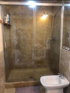 La salle de bains est pourvue d'une douche, de toilettes et d'un lavabo. dans l'établissement Casa Azahar, à Tarifa