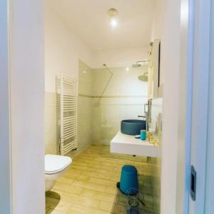 Reno Di Leggiuno的住宿－B&B La Rosa del Lago，白色的浴室设有卫生间和水槽。