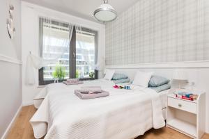 Postel nebo postele na pokoji v ubytování Plac Unii Aquamarine Premium Apartment