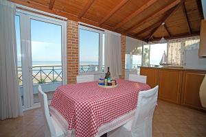 A View from the Attic Window. Kyparissia, Messinia的酒水