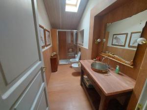 łazienka z umywalką, toaletą i lustrem w obiekcie Palazzo Scura w mieście Vaccarizzo Albanese +24 zdjęcia