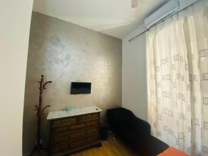 1 dormitorio con 1 cama, vestidor y ventana en Roman Place, en Roma