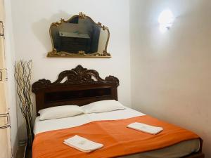 sypialnia z łóżkiem z lustrem na ścianie w obiekcie Roman Place w Rzymie