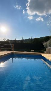 duży błękitny basen ze słońcem w tle w obiekcie L'Antica Quercia w mieście Potenza