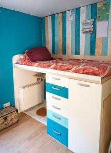 Dormitorio con litera y armarios azules y blancos en casa mediterrània a la vora de Barcelona, en Corbera de Llobregat