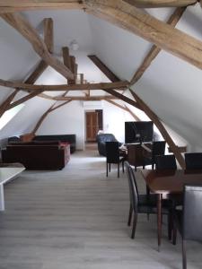 a living room with wooden beams on the ceiling at Le Manoir à proximité de Tours in Chanceaux-sur-Choisille