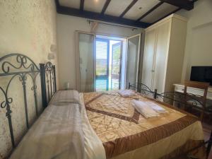 duże łóżko w pokoju z oknem w obiekcie Country house relais Nonna Rosa Rosolini (SR) w Syrakuzach