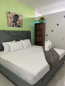 Ein Bett oder Betten in einem Zimmer der Unterkunft AW Hotel Vipassa Urban