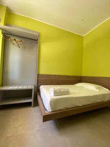 um quarto com uma cama e uma parede verde em Levante apartment and room em Bari