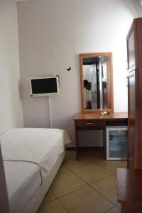 1 dormitorio con cama, escritorio y espejo en Mia Butik Hotel Bodrum, en Bodrum City