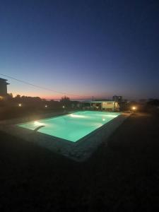 una piscina notturna con le luci accese di Casamia a Senigallia