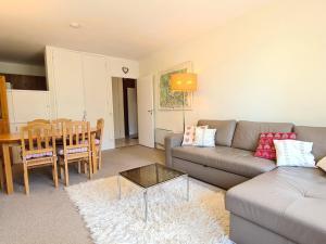 uma sala de estar com um sofá e uma mesa em Appartement Flaine, 2 pièces, 6 personnes - FR-1-425-145 em Flaine