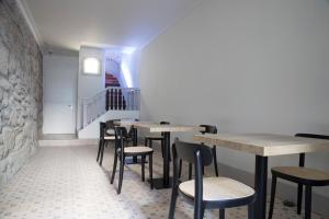 ポルトにあるTOP Portoのテーブルと椅子、階段のあるレストラン
