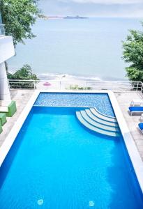 Santorini Casablanca Resort内部或周边的泳池