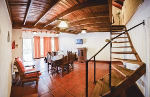 een keuken en eetkamer met een houten plafond bij La Candida departamentos in Merlo