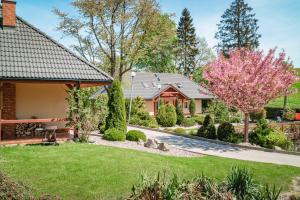 uma casa com um jardim e uma casa em Granada Pensjonat & SPA em Duszniki Zdrój