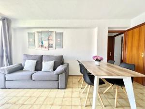 A seating area at Apartamentos Zaragoza